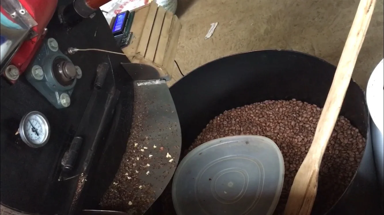 Franklin, director of De Finca, would manually stir the beans in the pot in order to cool them down. However, cooling was inconsistent and beans ended up being overcooked or burnt. Photo credit: Rubez Chong