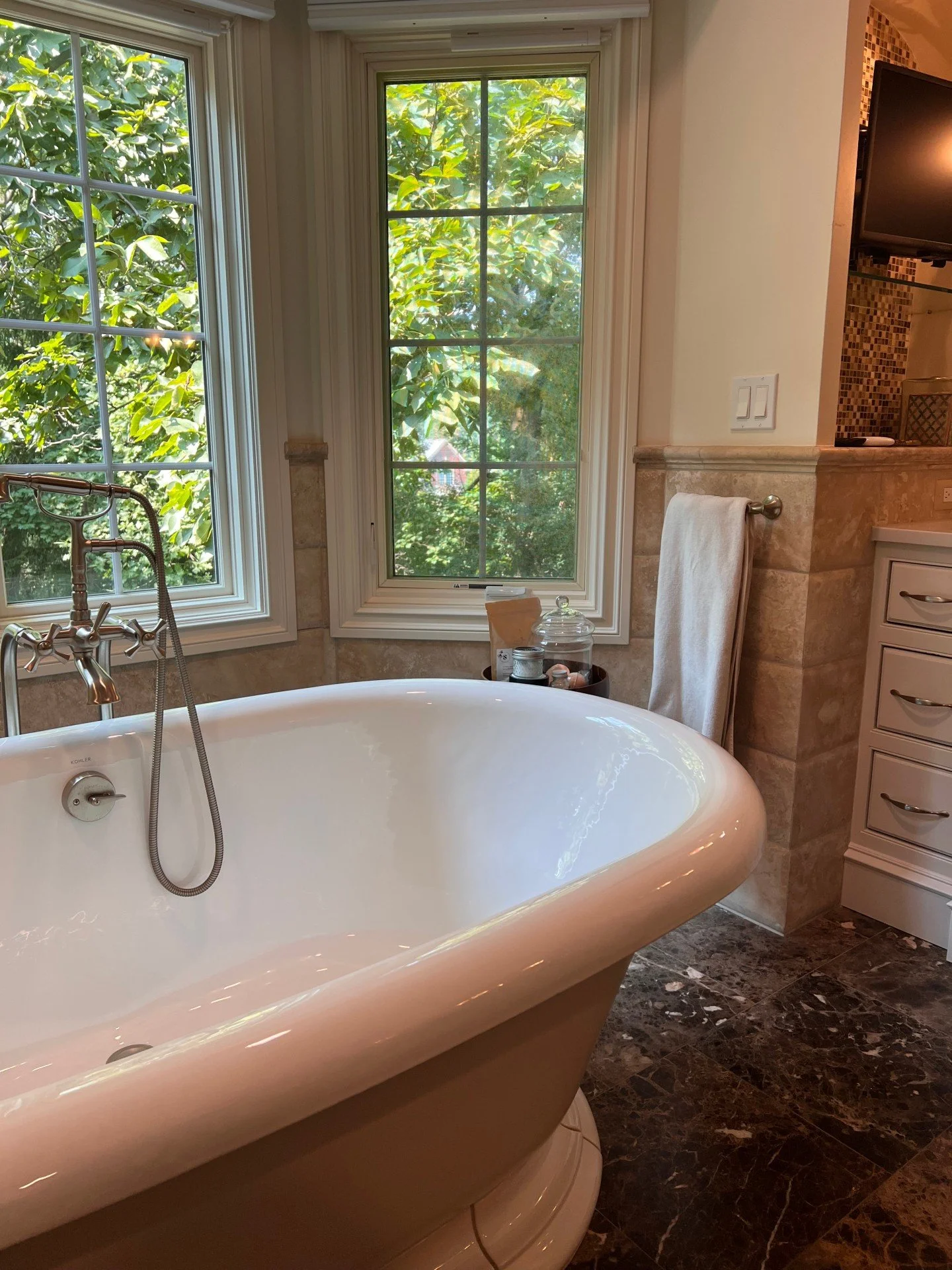 Is there anything better than getting ready in a freshly cleaned bathroom? ✨
A little luxury in the everyday.
Hello, beautiful. 🤍

#cleanhome
#residentialcleaning
#cleanliving
#shelby
#macomb