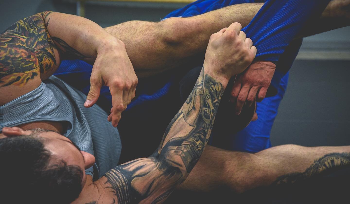 Details. It&rsquo;s all in the details. 

#jiujitsu #details #gameofinches #finerdetails #bjjyyc #gft #gfteam #101academy #omoplata #attack

📸 @amtopmphotography