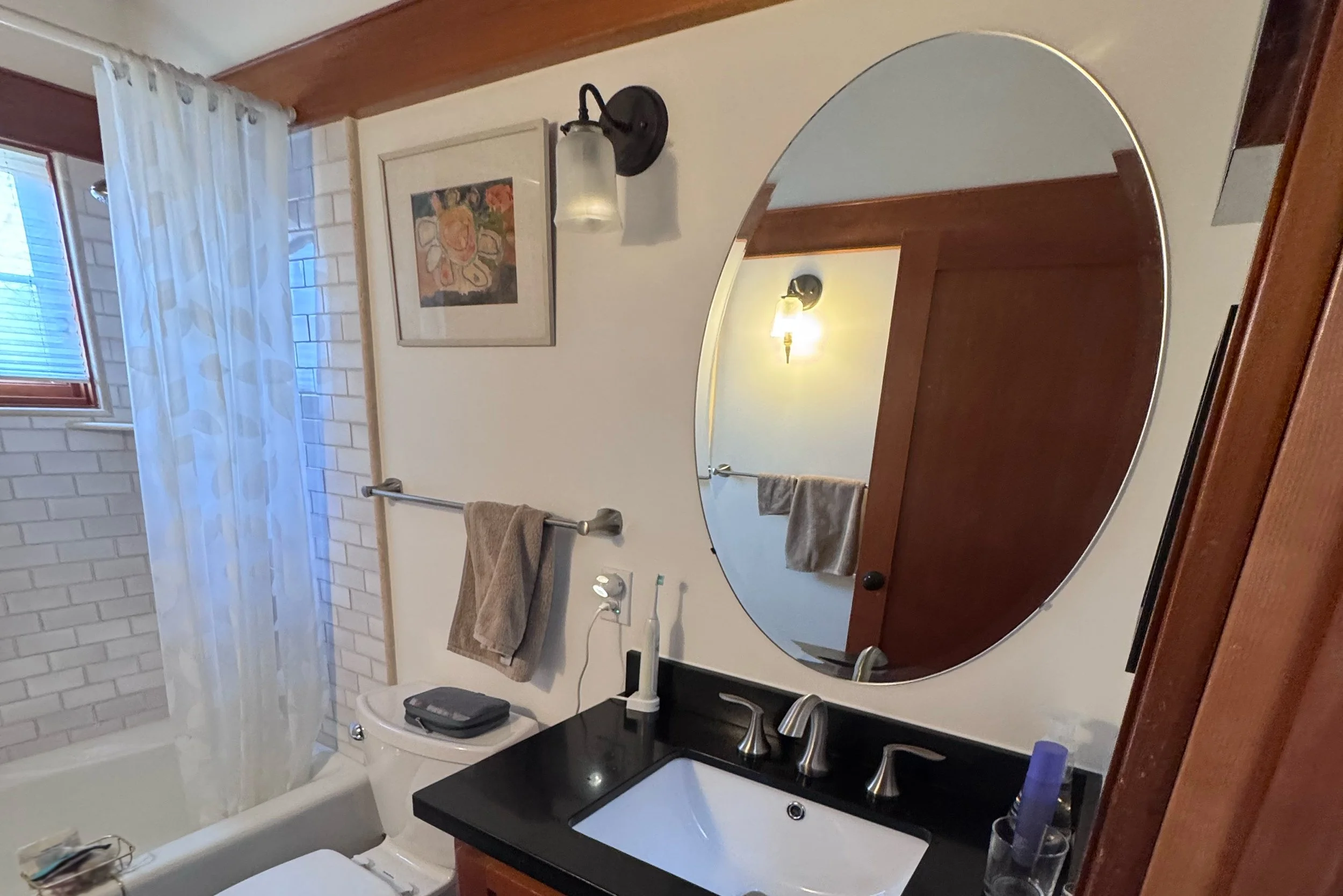 6401Benvenue_bth2_vanity.jpg
