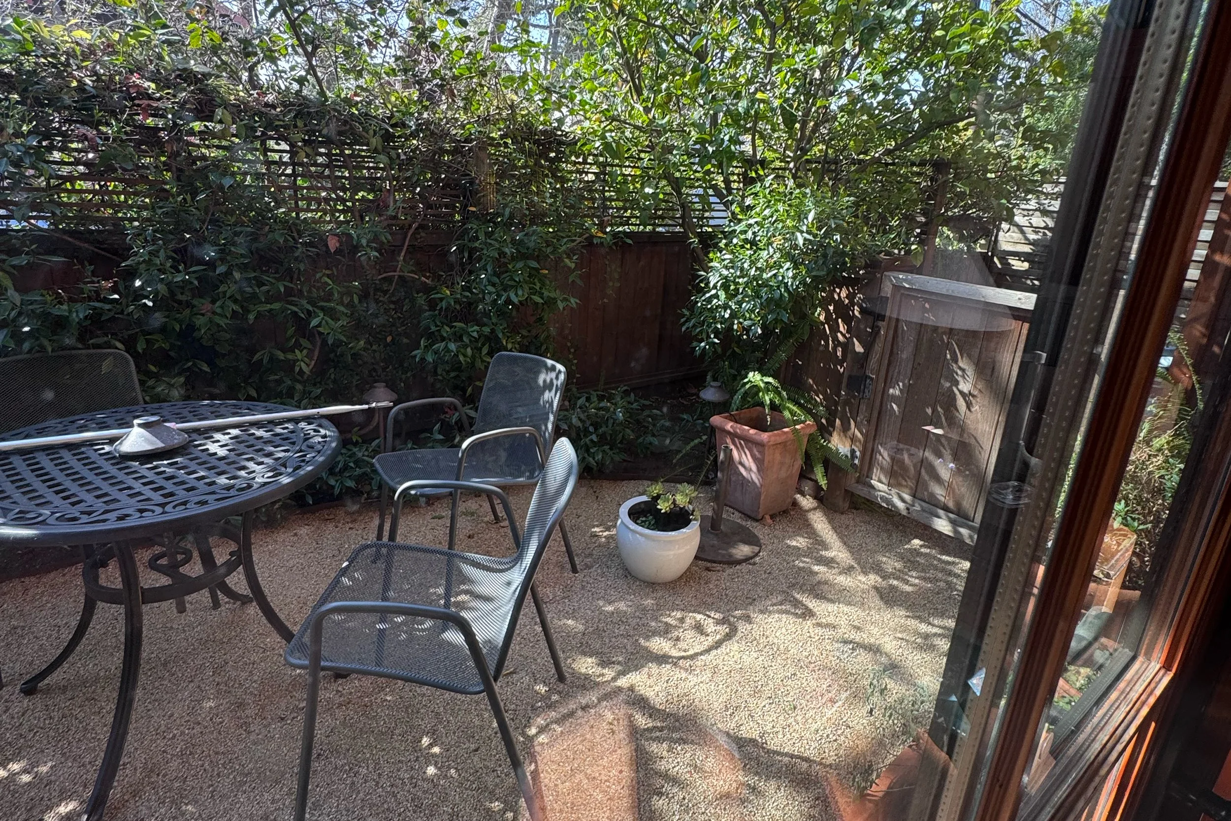 6401Benvenue_patio.jpg