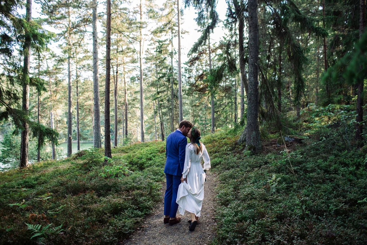 Anna & Mathias simply wanted a big party celebrating love with their closest friends. The wedding took place at Anna’s summer house, which held a lot of meaning for the couple. The bride has spent every summer of her life there and Mathias has loved it since the first day she took him. Since meeting, the couple has enjoyed every summer at this house, together with both families. Anna & Mathias did most wedding planning on their own, with plenty of help from family and friends. They spent time exploring flea markets, buying decorations and making table settings. The biggest inspiration was the love and nature of this beautiful place.