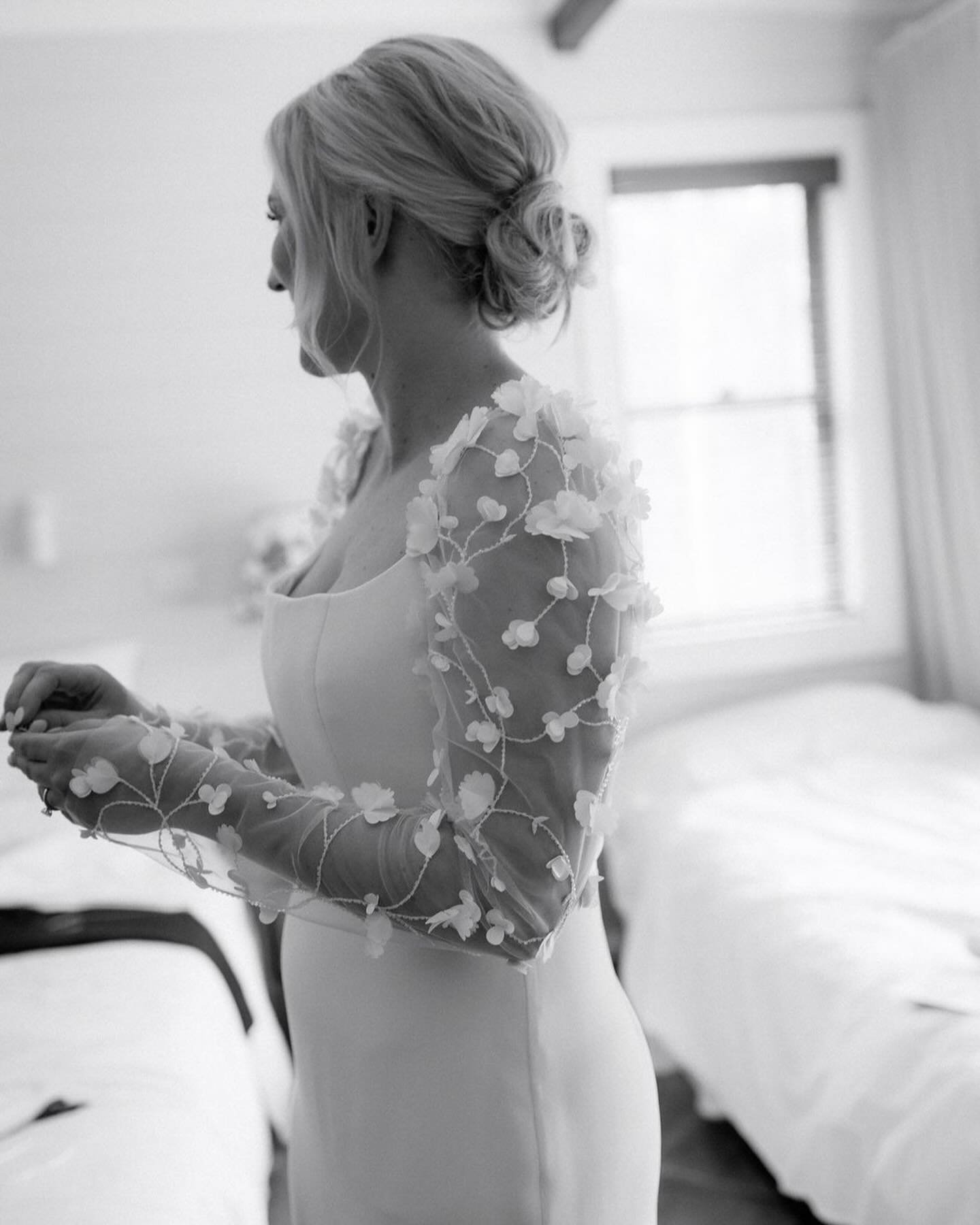 A moment for the sleeves... #agDaphne 🤍 
#realAGbride Jess captured in black &amp; white