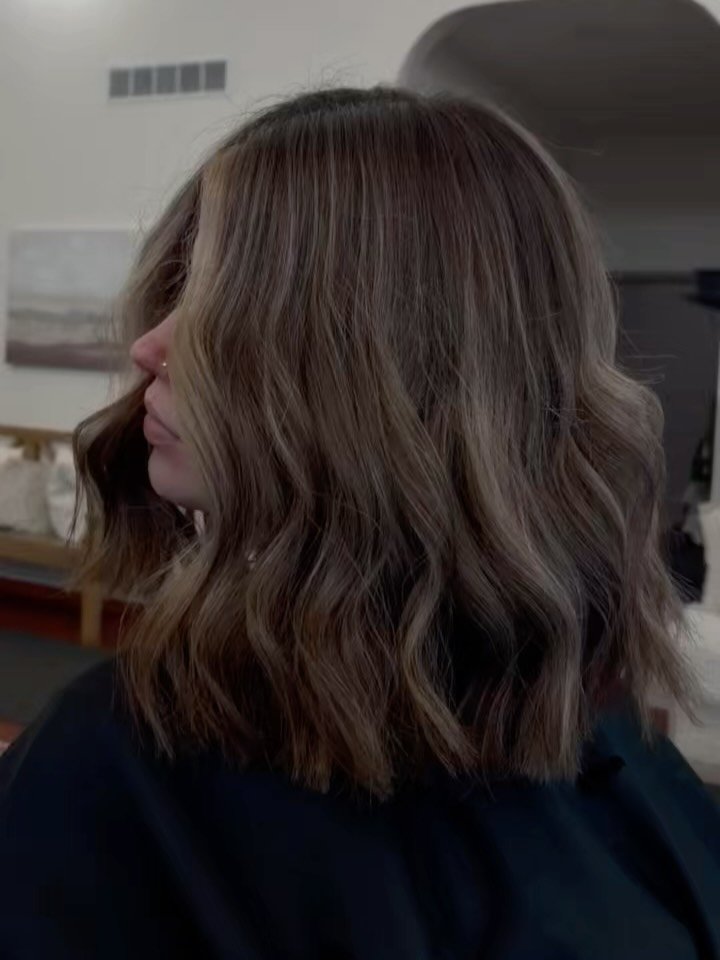 @cosmo.jill knows her way around some bronding! Book with her next time you&rsquo;re looking for a dimensional look that&rsquo;s somewhere between blonde and brunette

#balayage #manhattanks #brondebalayage