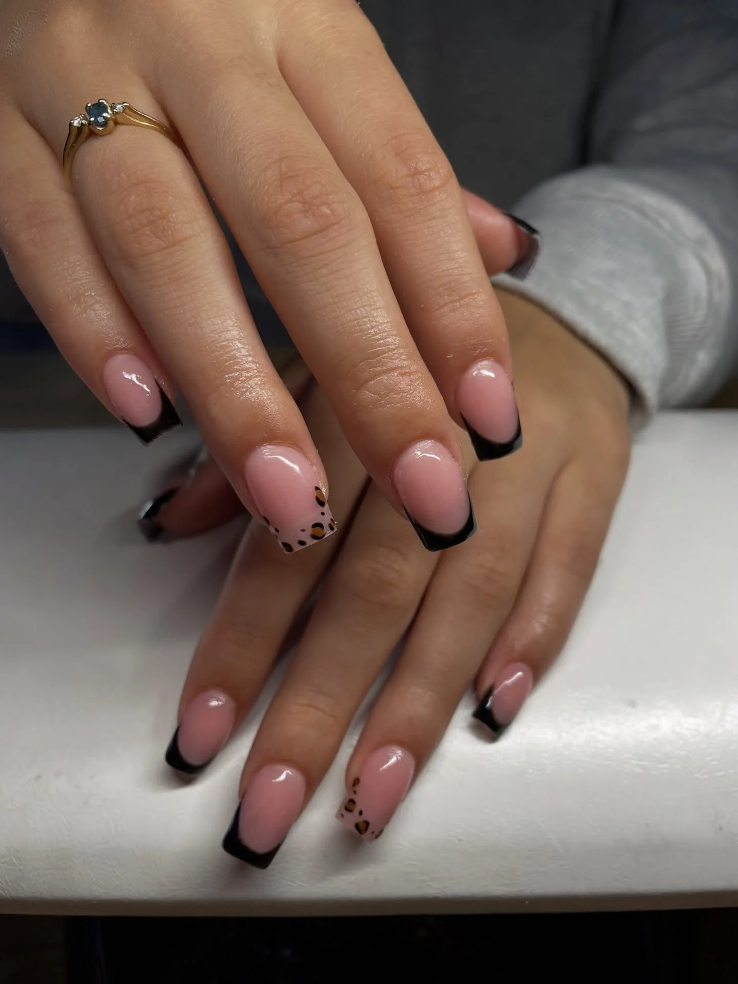 French tips with a twist! Save this for inspo for your next appointment!

#manhattanks #kstate #nailart #midwestnails #mhk
