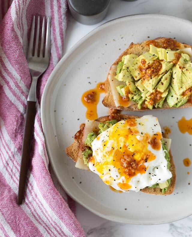 SPICE IT UP! Why have boring eggs, chicken, rice, avocado toast, anything?! This quick Garlic Harissa Sauce will spice up anything you put it on!  Recipe below and on the blog!⁠
.⁠
Recipe:⁠
3 Tablespoons olive oil (can substitute with avocado oil or 