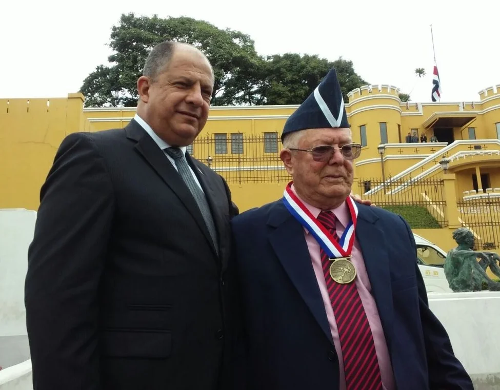 (L-R) President Solis honors Don Efrain Chacon, founder of the Savegre Valley