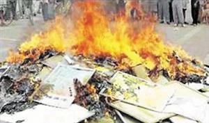 官方銷毀法輪功書籍(網絡圖片)
