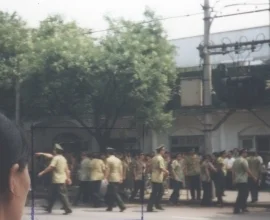 99年7月22日,中共警察在街頭抓人(明慧網資料)