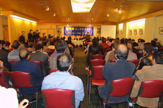 Hundreds of Chinese people attended a series of public forums in August, 2005 in Melbourne to show support to Chen Yonglin, a former CCP diplomat who chose to leave CCP. 