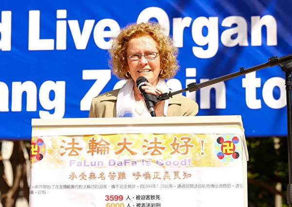 2015年10月15日,法輪功學員洛杉磯市中心潘興廣場集會。法輪功訴江案原告律師、人權法律基金會執行主任泰瑞‧馬什博士(Dr. Terri Marsh)向公眾匯報了全球訴江大潮的情況。(戴兵/大紀元)