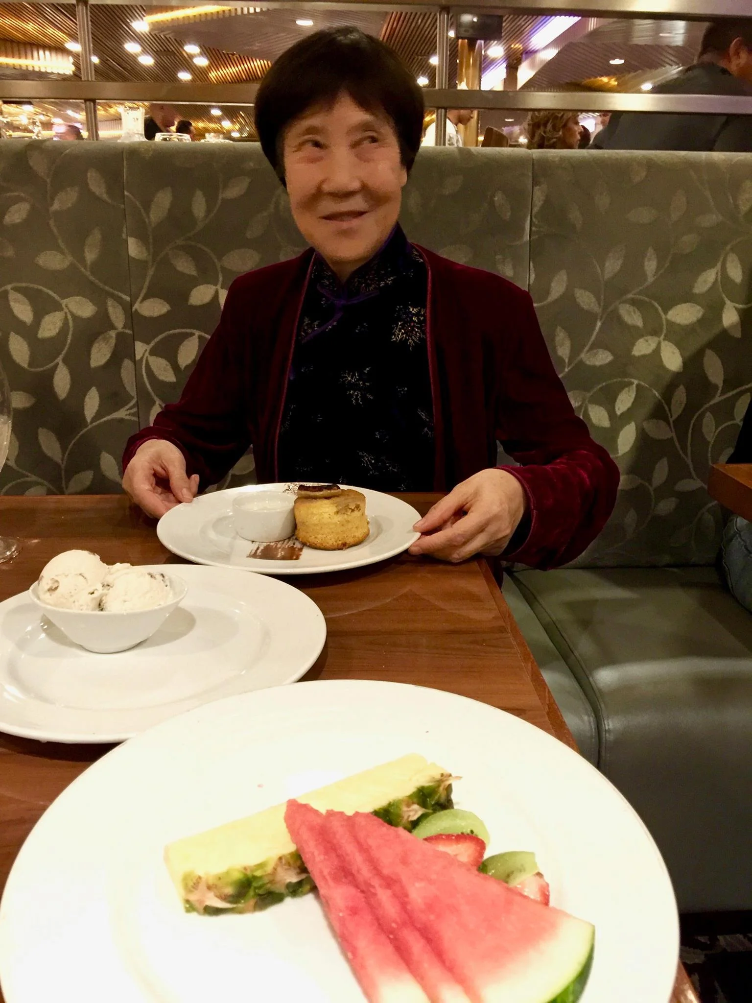 Jennifer’s mom at dinner table on Carnival Imagination. 曾錚的母親在狂想號遊輪(Carnival Imagination)的餐桌旁。