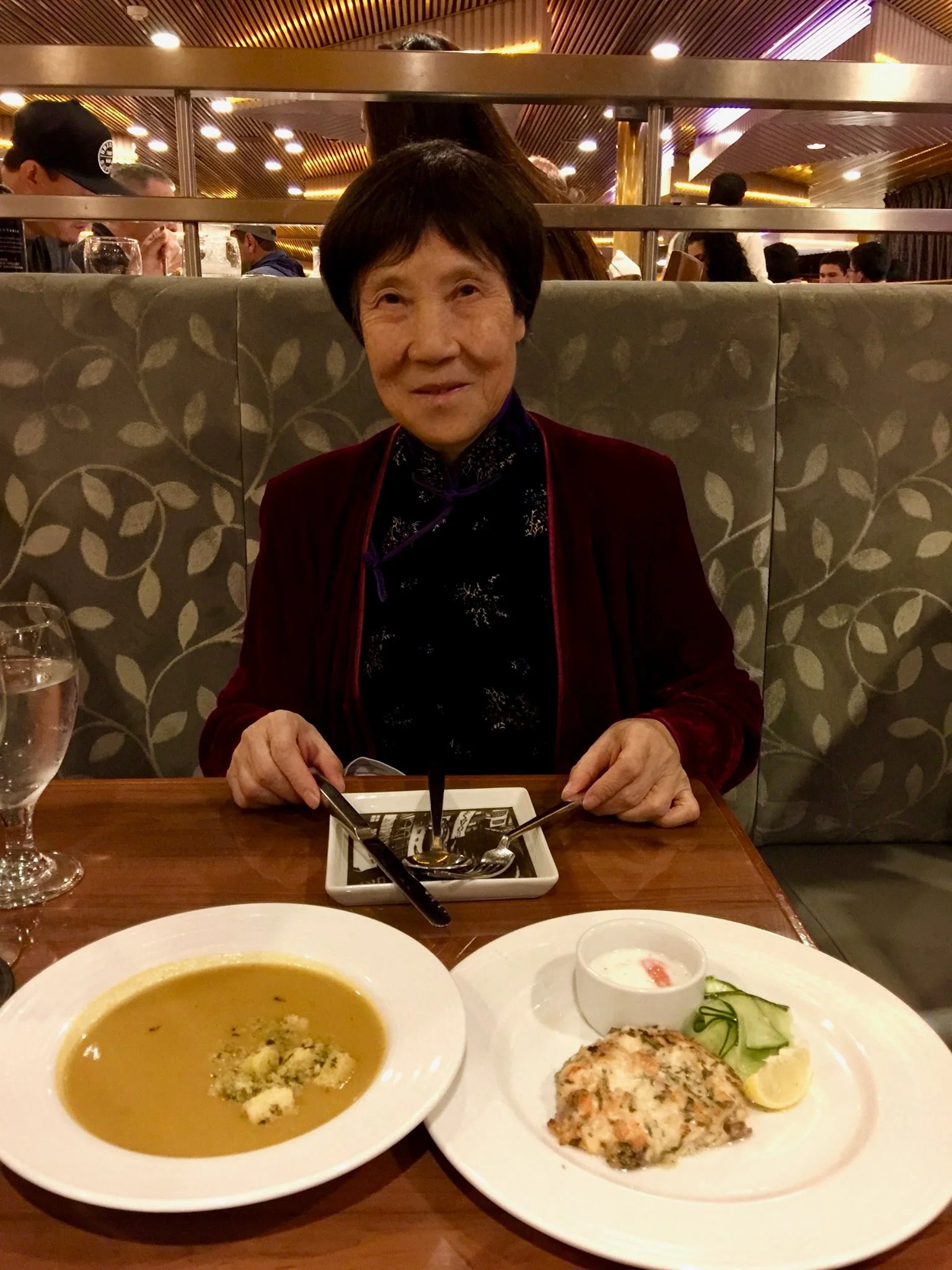 Jennifer’s mother at dinner table on Carnival Imagination. 曾錚的母親在狂想號遊輪(Carnival Imagination)的餐桌旁。