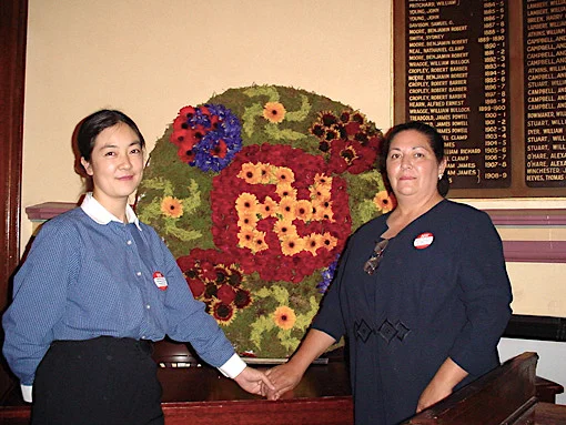 Jennifer Zeng (L) and Myrna Mack in Sydney, 2001. (courtesy of Jennifer Zeng) 曾錚與孟娜(Myrna Mack)2001年在悉尼的合影。