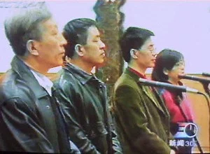 99年12月26日,法輪大法原研究會成員李昌等四人在北京第一中級法院。(法新社圖片)