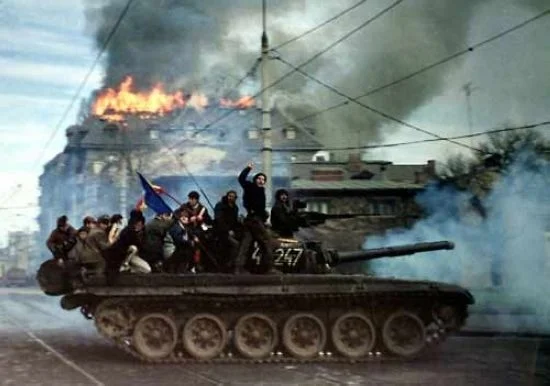 1989年12月22日上午10時,即在布加勒斯特爆發示威遊行的第19個小時,支持齊奧塞斯庫的羅馬尼亞軍隊開始倒戈,羅馬尼亞軍人從布加勒斯特市中心撤走。羅馬尼亞防暴警察再也擋不住遊行隊伍的衝擊。(網絡圖片)