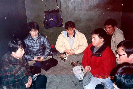 被拘留的法輪功學員堅持練功。(明慧網)