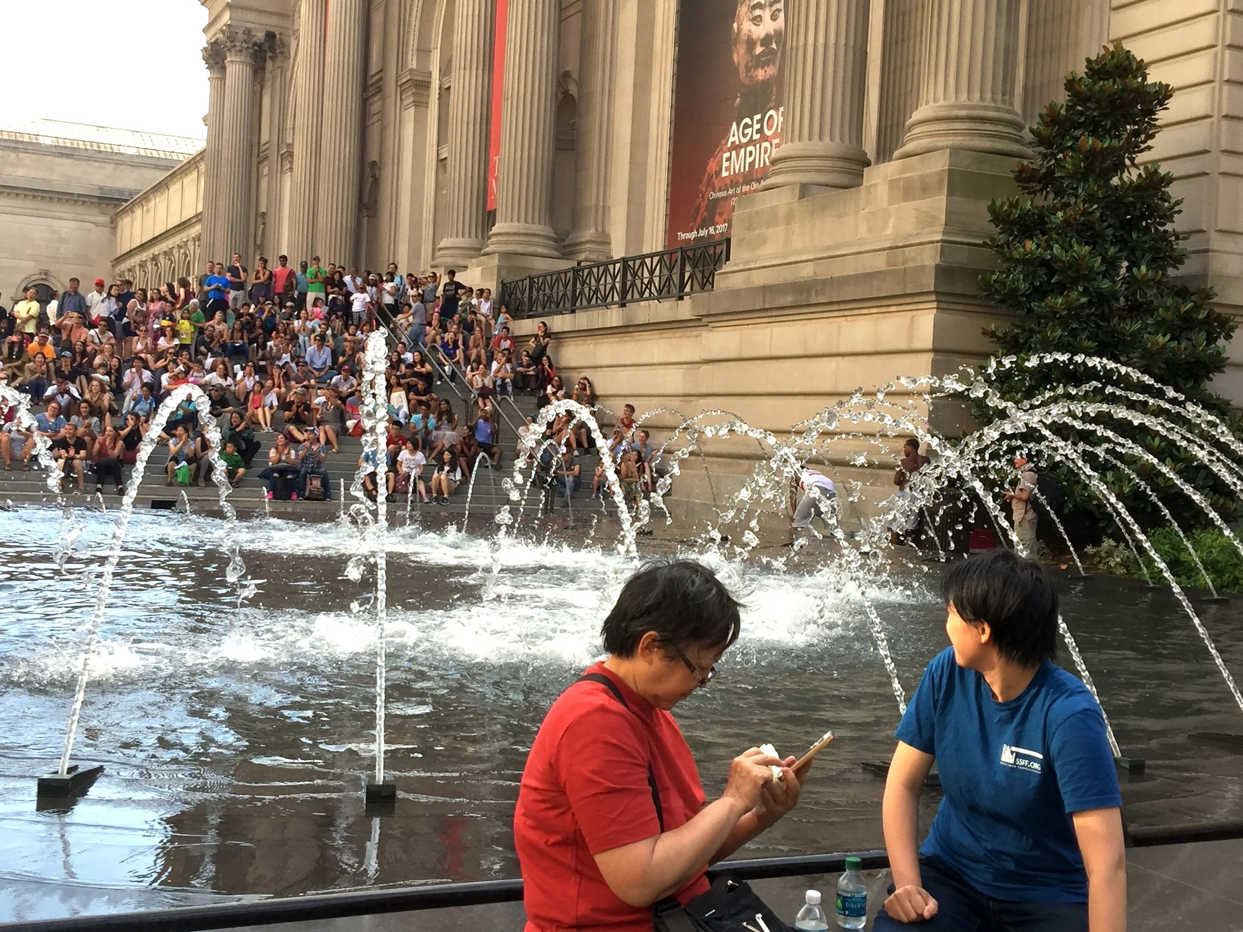 Attracted by the Performance 街頭表演