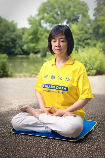 Jennifer doing Falun Gong meditation at Prospect Park in New York on June 29, 2017 (Credit: Benny Zhang )