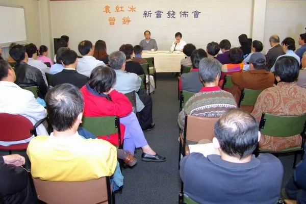 圖為3月25日 曾錚 在墨爾本新書發佈會上發言。(圖片來源:大紀元)