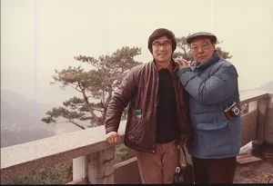 與男中音歌唱家劉秉義合影