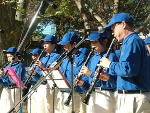 楊軍與天國樂團的小成員們合奏法輪功樂曲《普度》(大紀元)