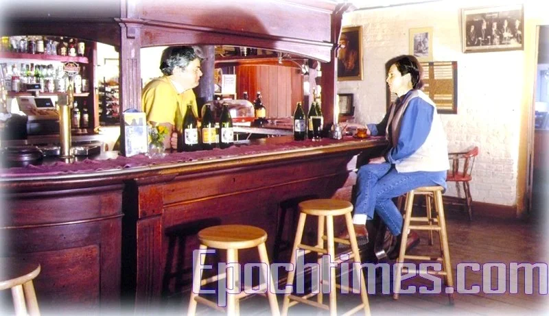 Goulburn啤酒廠中的酒吧檯。這個吧檯本來是Goulburn老火車站的,在火車站翻修時,奧哈羅朗把它當古董弄了回來,裝在自己的酒廠裡——要的就是這感覺。