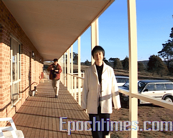 走在森林大屋的走廊上。勤奮的攝影師吳坎在邊走邊拍。