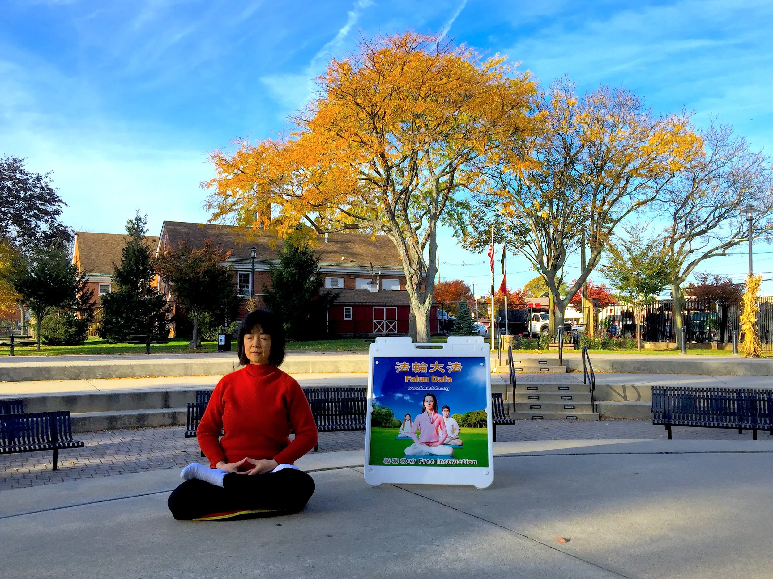 Meditating in Autumn 秋日裏的煉功點