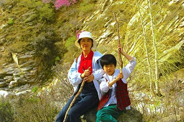 曾錚和女兒2004年5月攝於河北。