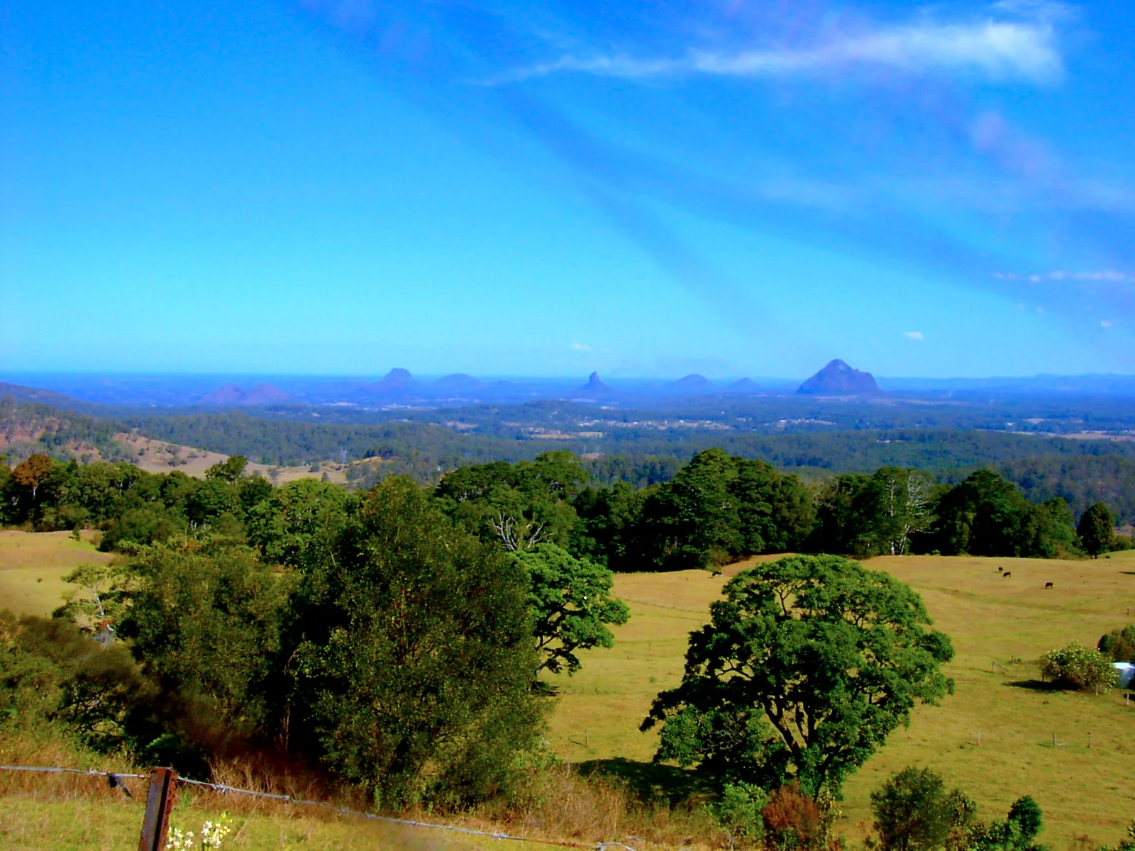 A Wide Shot of Sunshine Coast, Australia 遠山
