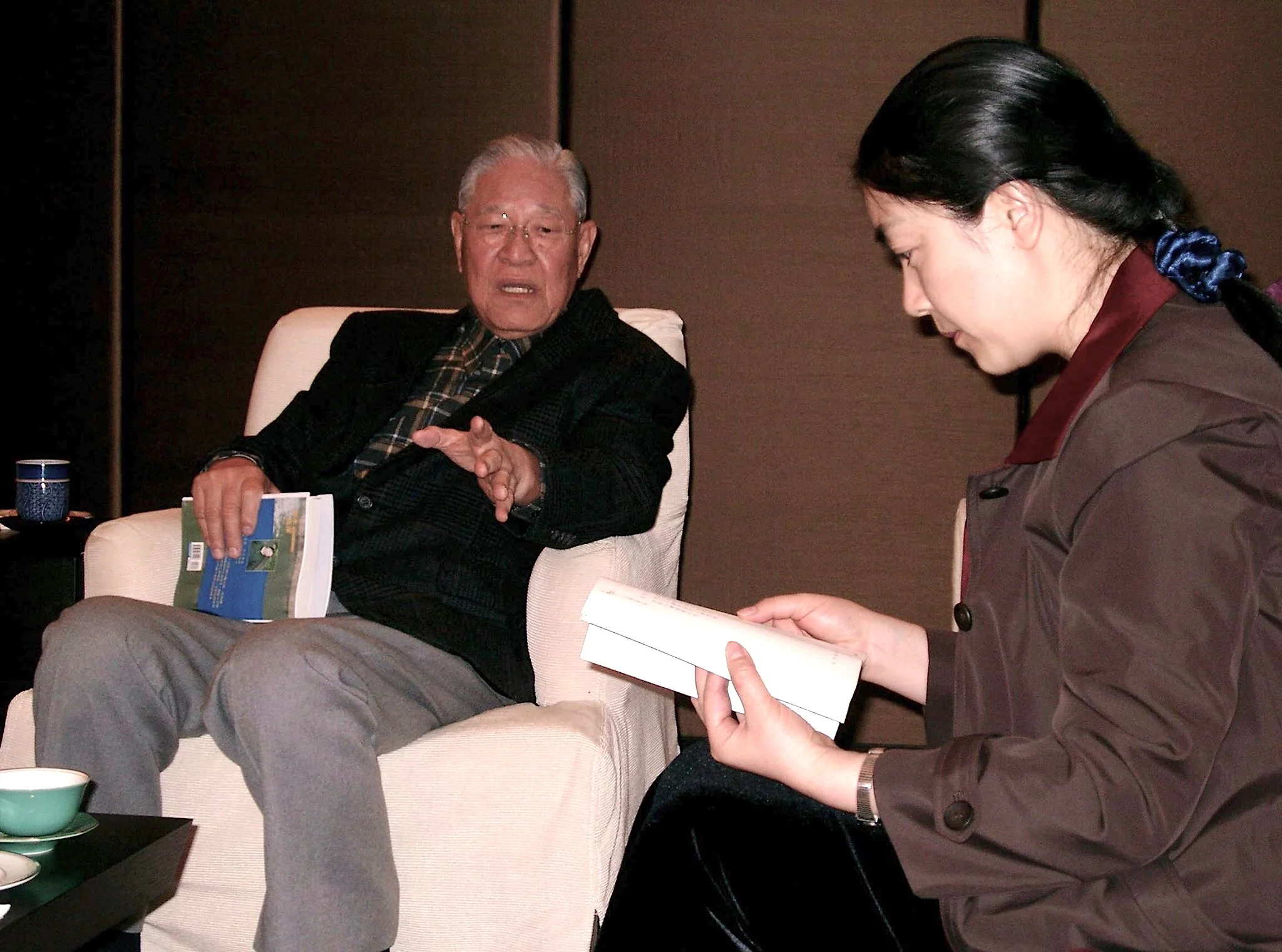 曾錚2004年1月在臺灣臺北發表新書《靜水流深》期間,拜會前總統李登輝。李登輝手持一本《靜水流深》與曾錚交談。交談中李登輝曾問:「我能为法輪功做点什么?」