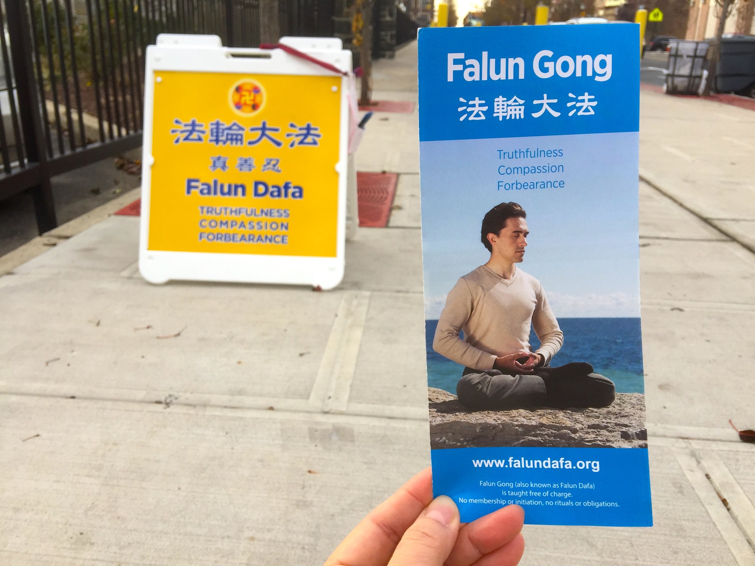 "Do You Have a Card?"「你有名片嗎?」