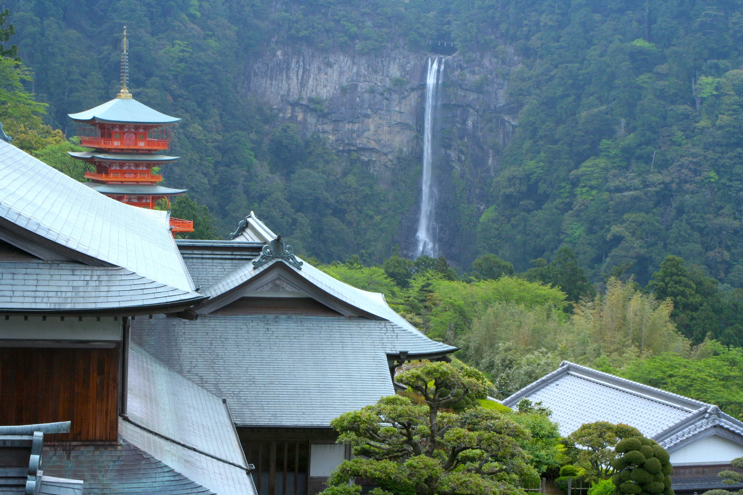 Temple & Waterfall 靜