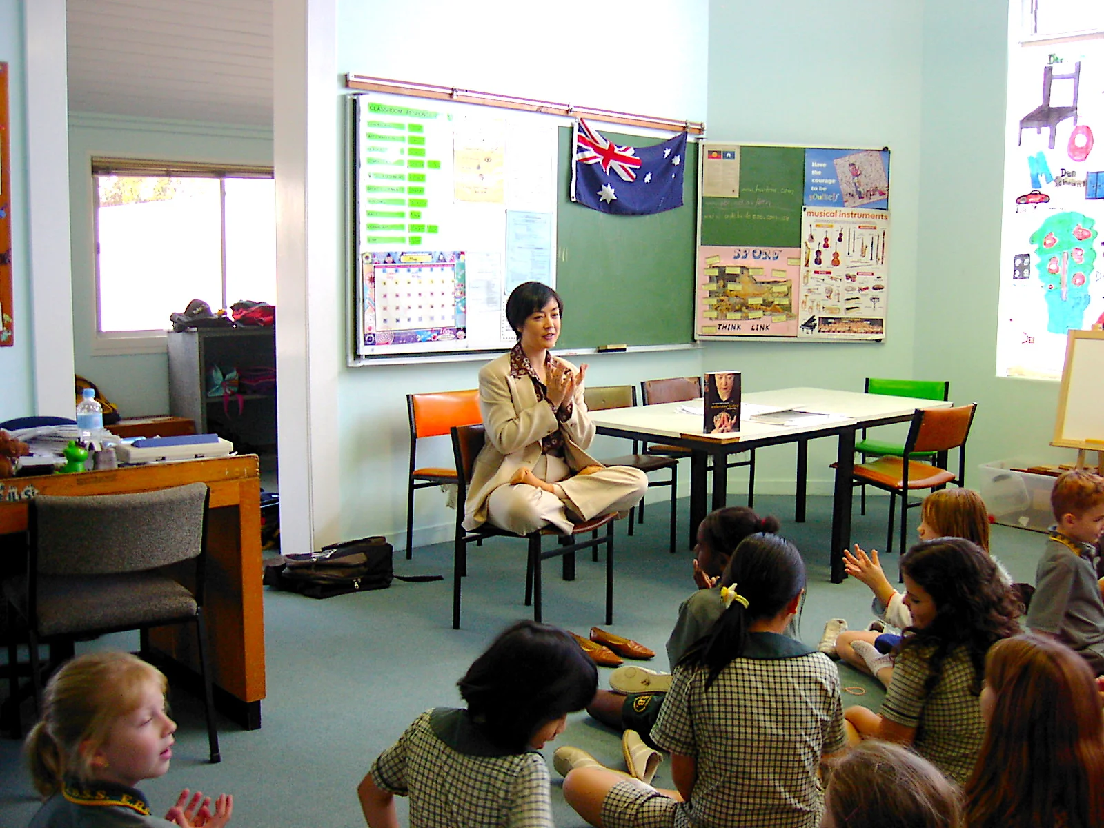 Jennifer demonstrating Falun Gong's Lotus Hand Position to students at East Brisbane State School on May 26, 2005