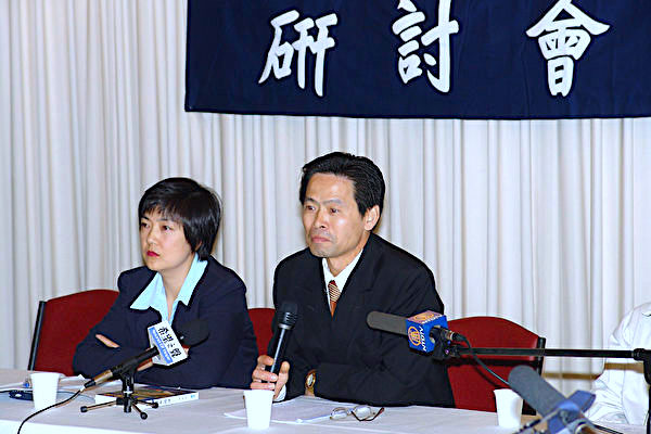 曾錚2004年12月18日在墨爾本「《九評共產黨〉研討會」上。