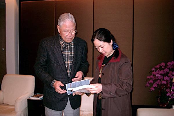 2004年1月,曾錚臺北李府拜會李登輝(智慧出版社)。