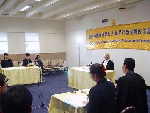 原告代表曾錚宣讀訴狀(大纪元)