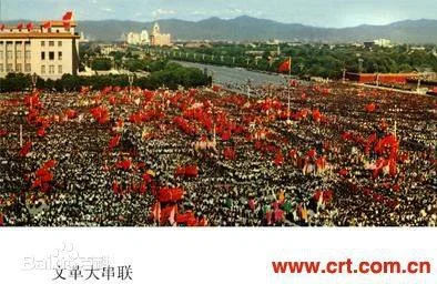 Millions of “Red Guards” made pilgrimages to Tiananmen Square to see and defend their “Great Leader Chairman Mao” in person. 成百上千萬狂熱的「紅衛兵」從全國各地涌入北京,用生命「捍衛」他們的「偉大領袖毛主席」。