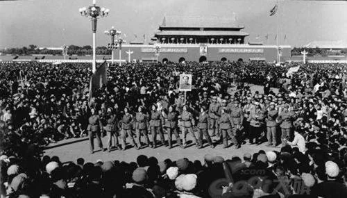 Millions of “Red Guards” made pilgrimages to Tiananmen Square to see and defend their “Great Leader Chairman Mao” in person. 成百上千萬狂熱的「紅衛兵」從全國各地涌入北京,用生命「捍衛」他們的「偉大領袖毛主席」。