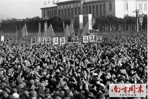 Millions of “Red Guards” made pilgrimages to Tiananmen Square to see and defend their “Great Leader Chairman Mao” in person. 成百上千萬狂熱的「紅衛兵」從全國各地涌入北京,用生命「捍衛」他們的「偉大領袖毛主席」。