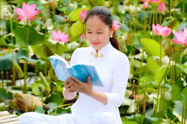 Photo: A Vietnamese Falun Gong practitioner reading " Zhuan Falun ", the main text of Falun Dafa( this picture is not related to this article) 圖:一名越南女法輪功學員在閱讀《轉法輪》(此圖與本文無關)