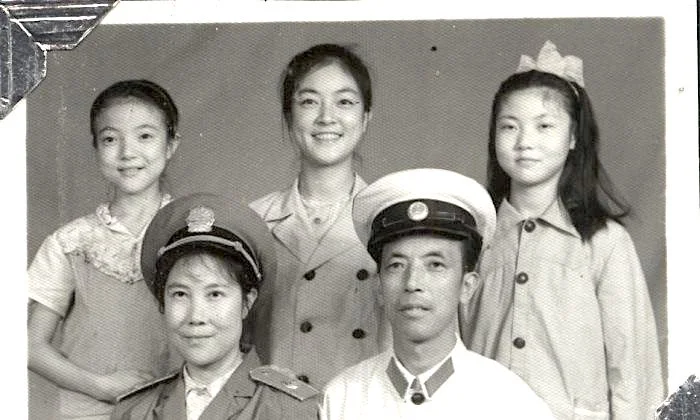 Jennifer (center) with her sisters, mother, and father. (courtesy Jennifer Zeng)
