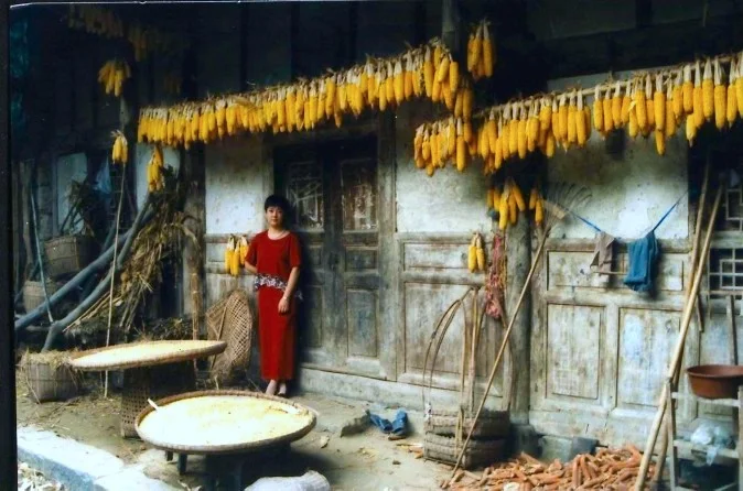 In the 1990s’Jennifer revisited her relatives who still lived in the village. The old family house remained unchanged. (Provided by Jennifer Zeng)
