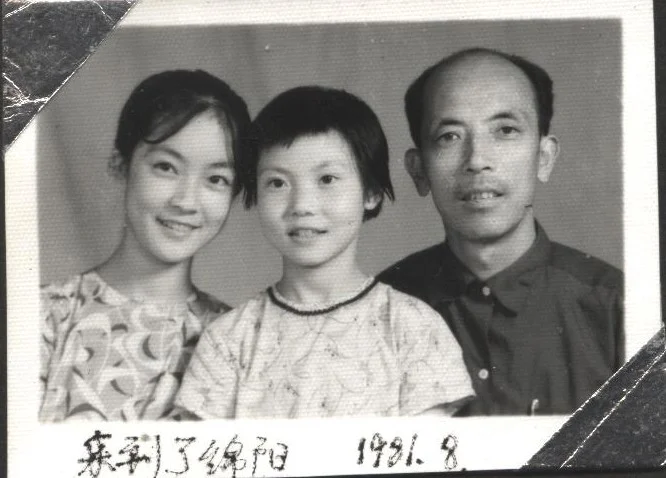 For the “bright future” of two generations, Jennifer’s family once again split into two parts. Jennifer and her eldest younger sister went to Mianyang with her father; whilst her mother and youngest sister stayed at Hanwang. (Provided by Jennifer Zeng)