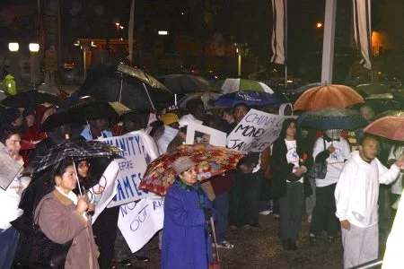 民眾冒雨參加集會。(Tikva Mahabad/大紀元)