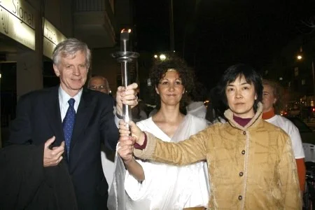 右起:中國勞教所倖存者曾錚,裝扮成希臘女神的持火炬者,加拿大前亞太司司長大衛‧喬高。(Tikva Mahabad/大紀元)