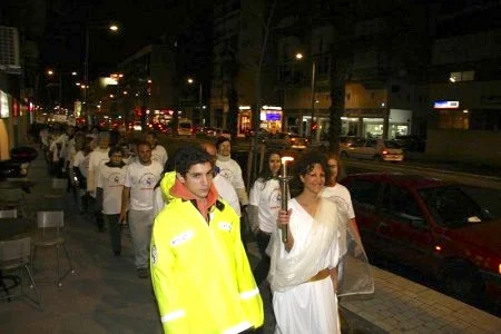 「人權聖火」火炬在特拉維夫市街道上遊行。(Tikva Mahabad/大紀元)
