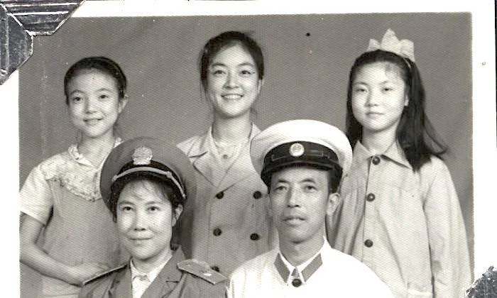 My mother was finally allowed to join my father after I had gone to Beijing for university. This family photo was taken during my school vacation when I traveled back to Mianyang. The uniform worn by my father was actually for police officers, though he was a lawyer. At that time the legal system in China was still in the initial process of re-establishment, and lawyers were wearing police officer’s uniforms. 我上大學後,父母纔總算團聚。這是我大學期間回家探親時照的。當時父親還在司法局工作,穿的制服跟公安幹警一樣。似乎剛剛重建「公、檢、法」時,一切都還有點亂,所以司法局的幹部穿的也是公安的制服。