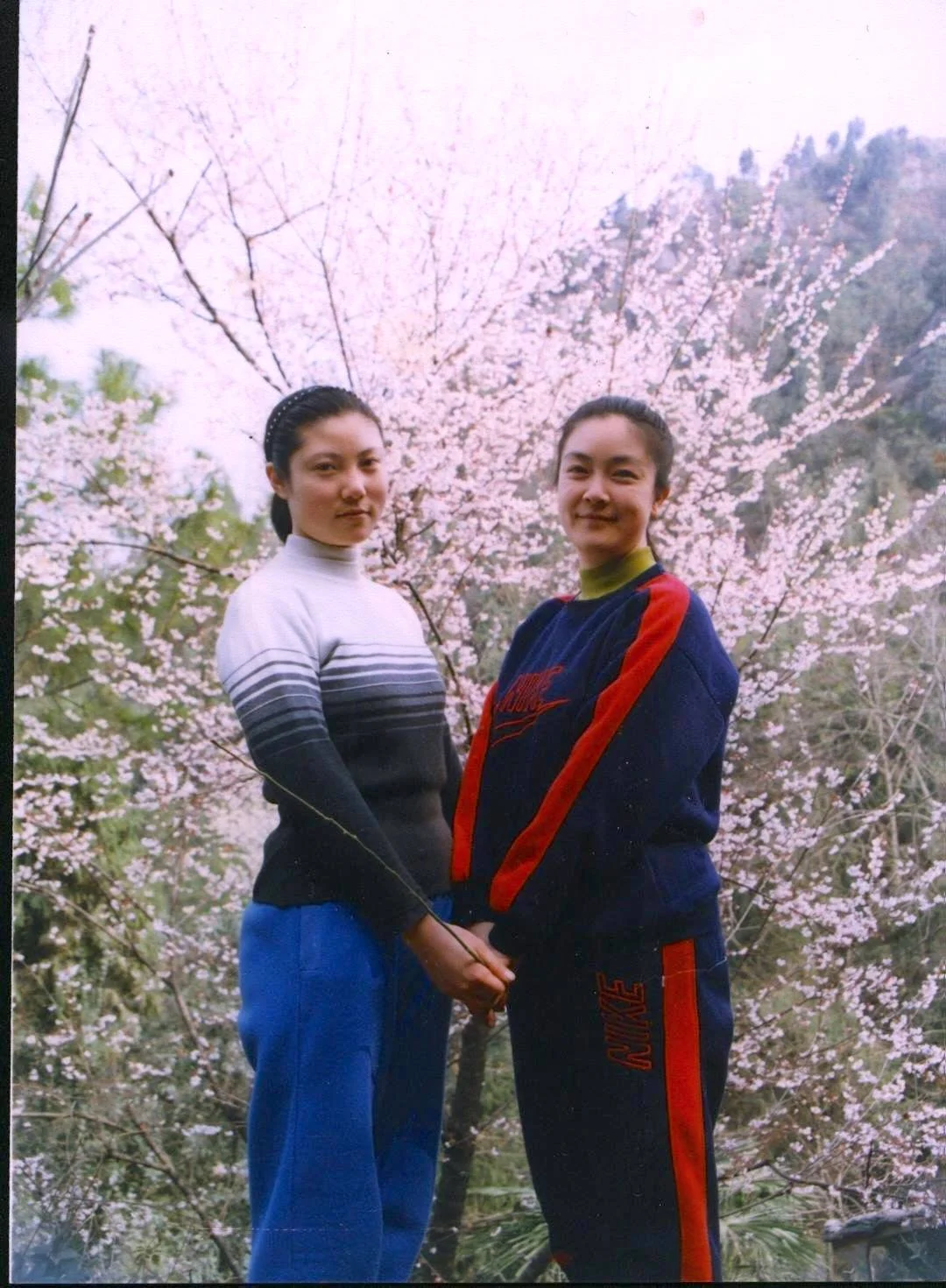 My sister and I in Mianyang in 1998, one year before the persecution of Falun Gong started. 我與大妹妹1998年,即鎮壓法輪功之前一年,攝於四川綿陽。